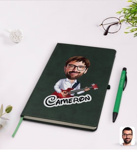 BK Gift Kişiye Özel Erkek Gitarist Karikatürlü Yeşil Termo Deri Defter Kalem Seti Model 2