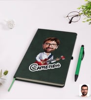 BK Gift Kişiye Özel Erkek Gitarist Karikatürlü Yeşil Termo Deri Defter Kalem Seti Model 2