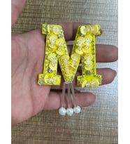 7X6 CM SARI PAYETLİ VE TAAŞLI PÜSKÜLLÜ M HARFİ ARMA YAMA APLİKE