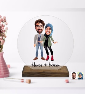 BK Gift Kişiye Özel Sevgililer Karikatürlü Yuvarlak Ahşap Standlı Biblo-60