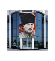 Sivil Takım Elbiseli Atatürk Poster Bayrak Raşel Kumal 4x6 metre ATA24