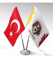 BBaskı  Kişiye Özel İsim Soyisim Yazılı Masaüstü Bayrak Seti (2’li)  Türk Bayrağı + Aslan Temalı Taraftar Bayrağı  Çift Kat Saten  Çift Taraf Baskı  Metal Direk & Taban  22,5x15 cm