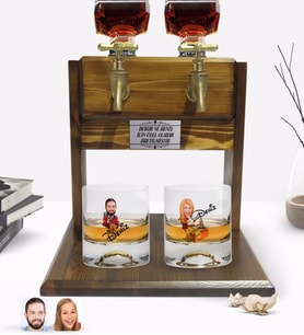 BK Gift Kişiye Özel Renkli Baskılı Erkek ve Kadın Karikatürlü İkili Viski Bardağı ve Çift Musluklu Doğal Ahşap Viski Standı-7 (Model 1)