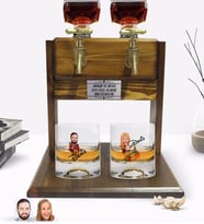 BK Gift Kişiye Özel Renkli Baskılı Erkek ve Kadın Karikatürlü İkili Viski Bardağı ve Çift Musluklu Doğal Ahşap Viski Standı-7 (Model 1)