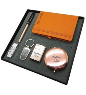 Signator® Bronz  İsme Özel Set - 32 Gb. Usb Bellek + Çakmak + Not defteri  + Anahtarlık + Kalem ve El Aynası  Kişiye Özel Hediyelik Set (Karışık)