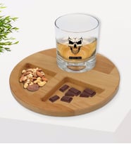 BK Gift Kişiye Özel Erkek Kurukafa Tasarımlı Viski Bardağı ve Doğal Masif Ahşap Yuvarlak Sunum Tabağı Çerezlik Hediye Seti-1