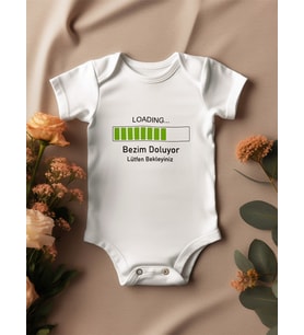 Bezim Doluyor Yazılı Bebek Zıbın (Beyaz)