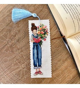 Seretamin Handmade Buketli Okuyan Kız Kanaviçe Nakışlı Kitap Ayracı