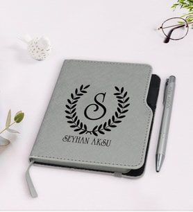 BK Gift Kişiye Özel Çelenk Baş Harfli İsimli Gri Termo Deri Defter Kalem Seti-5