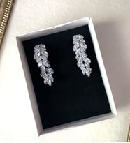 Rodyum Kaplama Sallantılı Kadın Zirkon Küpe Abiye