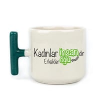 Kadınlar İnsandır, Erkekler İnsanoğlu Baskılı Kadınlar Günü Yeşil Kulplu T Kupa