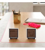 “Allah Celle Celâluhû” Hat Sanatı ve Özel Deri Meâlli Besmele İkili Masaüstü Objesi 10x10 cm, Açık Kahve - Açık Kahve