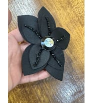 13X13 CM SİYAH TAŞLI ÇİÇEK BROŞ GİYİM YAKA AKSESUARI