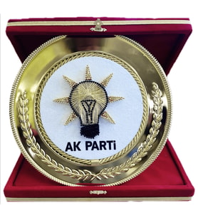 Kişiye Özel İsim Yazılı AK Parti Logolu Lüks Altın Tabak Plaket - Kadife Kutulu Makam Hediyesi