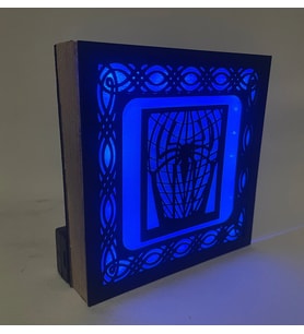 Odanızın Duvarlarında Bir Kahraman Esintisi! Spider-Man Temalı Lazer Kesim Dekoratif Led Işıklı Gecelambası Mavi