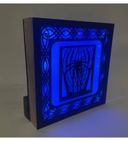 Odanızın Duvarlarında Bir Kahraman Esintisi! Spider-Man Temalı Lazer Kesim Dekoratif Led Işıklı Gecelambası Mavi