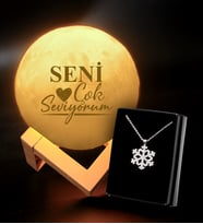 Sevdiklerinize Özel 3D Ay Şeklinde Dekoratif Gece Lambası (Standlı) & Kar Tanesi Kolye