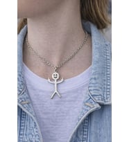 Happy Figure – Gülümseyen Figür Eskitme Gümüş Renk Unisex Kolye