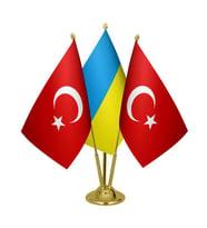 Masa Üstü Ukrayna Bayrağı Türk Bayrağı Üçlü Pirinç Direk Masa Bayrak Seti