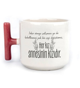Her Kız Annesinin Kızıdır Baskılı Kırmızı Kulplu T Kupa