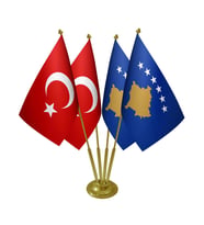 Masa Üstü Kosova Bayrağı Türk Bayrağı Dörtlü Pirinç Direk Masa Bayrak Seti