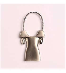 ELBİSE TASARIMLI ÇELİK METAL ANAHTARLIK- (23NUMARA)-ANAH328
