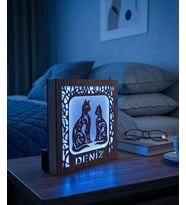 Kişiye Özel İsimli Kedi Figürlü LED Gece Lambası – Dekoratif Ahşap Çerçeve 14x14 cm