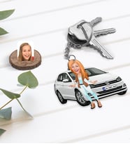 Kişiye Özel Kadın VW Polo Figürlü Plakalı Ahşap Karikatür Anahtarlık-3