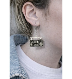 Retro Müzik Çalar Figürlü Gümüş Renk Sallantılı Küpe – Sokak Stili & Unisex Tasarım