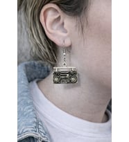 Retro Müzik Çalar Figürlü Gümüş Renk Sallantılı Küpe – Sokak Stili & Unisex Tasarım