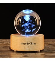 Kişiye Özel Işıklı Ahşap Kaideli Aşk ve Gül Cam Küre 8cm*6cm