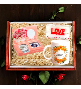 Kişiye Özel Çiçekli Kupa Bardak İnçi Kolye Batmayan Batmayan Love Küre Kutulu Hediye Seti