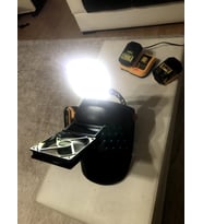 Windorwin Smart Kaynak KASKI 2 adet 24 volt pilli ve 1 adet şarz üniteli.(- 1) Devalt Şarzlı, 2) Led Çalışma Lanbalı, 3) Duman Sürküle Fanlı -)