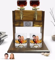 BK Gift Kişiye Özel Renkli Baskılı Sevgililer Karikatürlü İkili Viski Bardağı ve Çift Musluklu Doğal Ahşap Viski Standı-13 (Model 1)