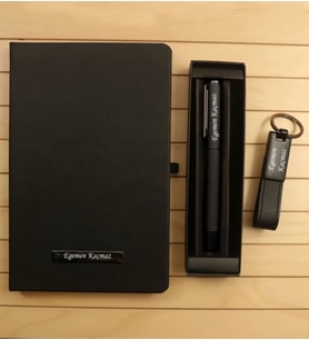İsme Özel Lastikli Siyah Defter - Anahtarlık Ve Siyah Kalem Seti