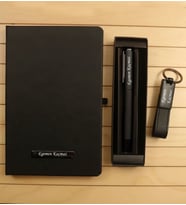 İsme Özel Lastikli Siyah Defter - Anahtarlık Ve Siyah Kalem Seti