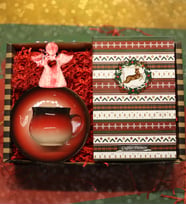 Yılbaşına Kişiye Özel Desenli Defter & El Yapımı Renkli Kahve Fincanı & Dekoratif Obje Hediye Seti (Kırmızı)