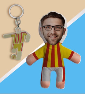 BK Gift Kişiye Özel Fotoğraflı Sarı-Kırmızı Futbolcu Bebek Yastık ve Formalı Metal Anahtarlık Hediye Seti