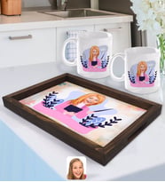 BK Gift Kişiye Özel Kadın Sınıf Öğretmeni Karikatürlü Doğal Ahşap Tepsi ve 2’li Kupa Bardak Seti-2