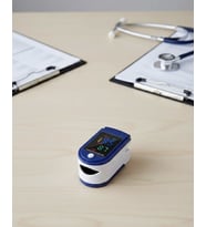 Kolay Kullanımlı Parmak Tipi Pulse Oksimetre Ev Tipi Kullanım