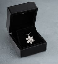 925 Ayar Gümüş Işıklı Kutuda Rodyum Kaplama Baget Taşlı Lotus Çiçeği Kolye