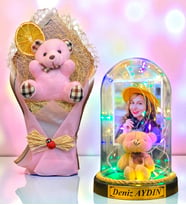 Sizlere Özel İsimli Fotoğraflı Renkli Led Işıklı Fanus ve Pembe Peluş Ayıcık Buketi (Model 9)