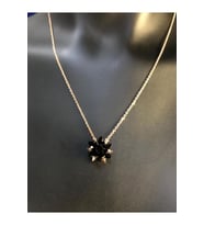 Şık Tasarım 925 Ayar Gümüş Rodium Güçlendirmeli Siyah Zirconia Taşlı Nilüfer Lotus Çiçeği Kolye