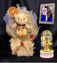 Fotoğraflı Hediye Seti - Tatlı Ayıcık Buketi & Işıklı Şans Melekli Fanus