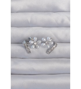 Pirinç Gümüş Renk Zirkon Taşlı Kıvrımlı İnci Çiçek Küpe - TJ-BKP9276