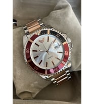 Özel Saat Kutusuyla Erkek Rolex Model Takvimli Kol Saati Metal Kordon Gümüş Kırmızı Siyah Arkadasa Abiye Babaya Amcaya Sevgiliye Kocaya Enişteye Kardese Ese Dayiya Sevdiklerinize Dogum Gunu Yildonumu İcin Kol Saati Hediyelik Avantajlı Ürün Hediye