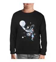 Astronaut Playing Basketball with the Moon Siyah Çocuk Sweatshirt