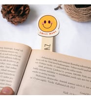 Kişiye Özel Gülen Emoji İsimli Ahşap Kitap Okuma Ayracı