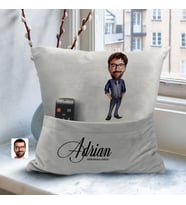 BK Gift Kişiye Özel Boss Baba Karikatür Tasarımlı Organizer Kumanda ve Atıştırmalık Cepli Gri Kırlent Yastık-2 Arkadaşa Hediye, Cepli Yastık