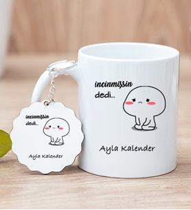 Kişiye Özel İncinmişsin Dedi Tasarım Esprili Beyaz Kupa Bardak ve Anahtarlık